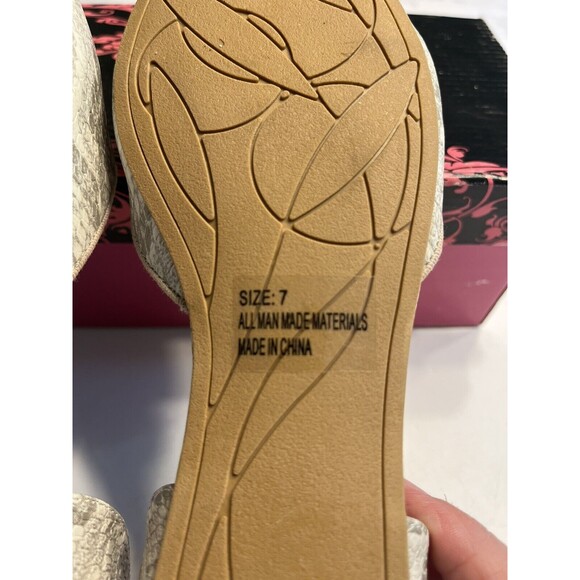 NIB Qupid Faux Snake Reptile Gray White Flat Slip On Shoes Sz 7 - Picture 11 of 14